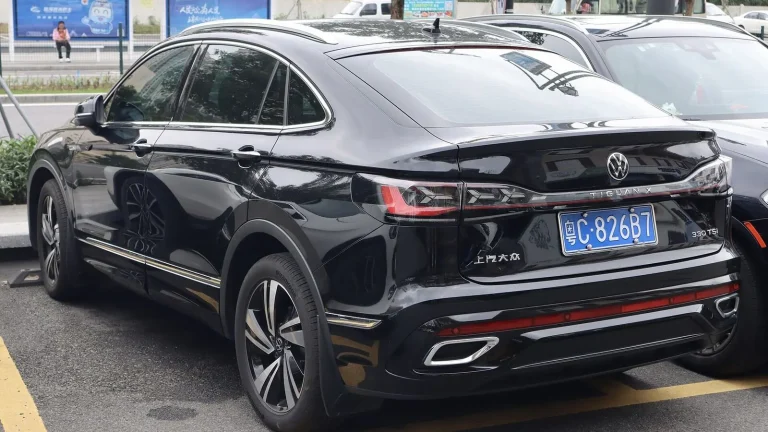 Voiture réelle photographiée en extérieur pour « Kilométrage moyen annuel en Belgique: Votre voiture est-elle dans la norme? »
