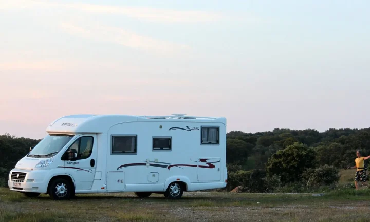 Camping-car réel photographié sur la route ou en stationnement pour « Les lacs et plans d’eau de Belgique en camping-car : Loisirs nautiques et détente »