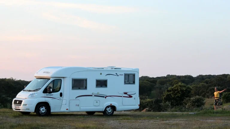 Camping-car réel photographié sur la route ou en stationnement pour « Les lacs et plans d’eau de Belgique en camping-car : Loisirs nautiques et détente »