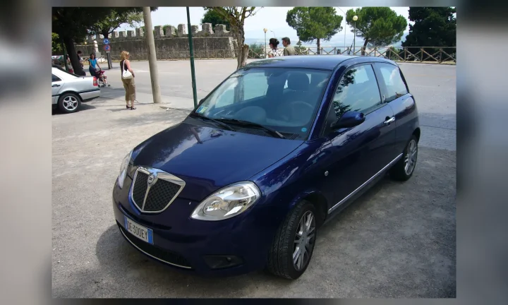 Photo réelle d’une Lancia Ypsilon illustrant le guide d’achat belge