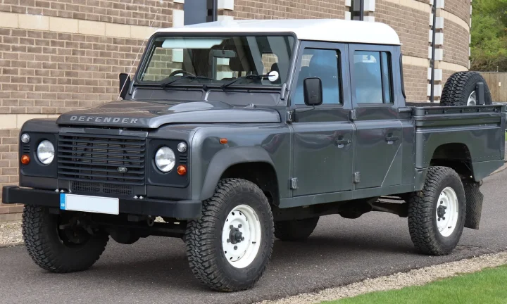 Photo réelle d’une Land Rover Defender illustrant le guide d’achat belge