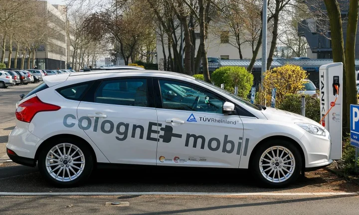 Voiture électrique réelle photographiée en extérieur pour « L’avenir de la mobilité électrique: Xiaomi SU7, une révolution sur roues »