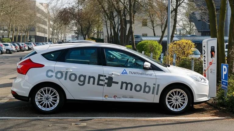 Voiture électrique réelle photographiée en extérieur pour « L’avenir de la mobilité électrique: Xiaomi SU7, une révolution sur roues »