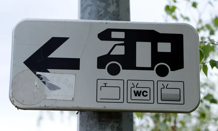Camping-car réel photographié sur la route ou en stationnement pour « Le permis B bientôt ouvert aux camping-cars de plus de 3,5 tonnes : une révolution pour l… »