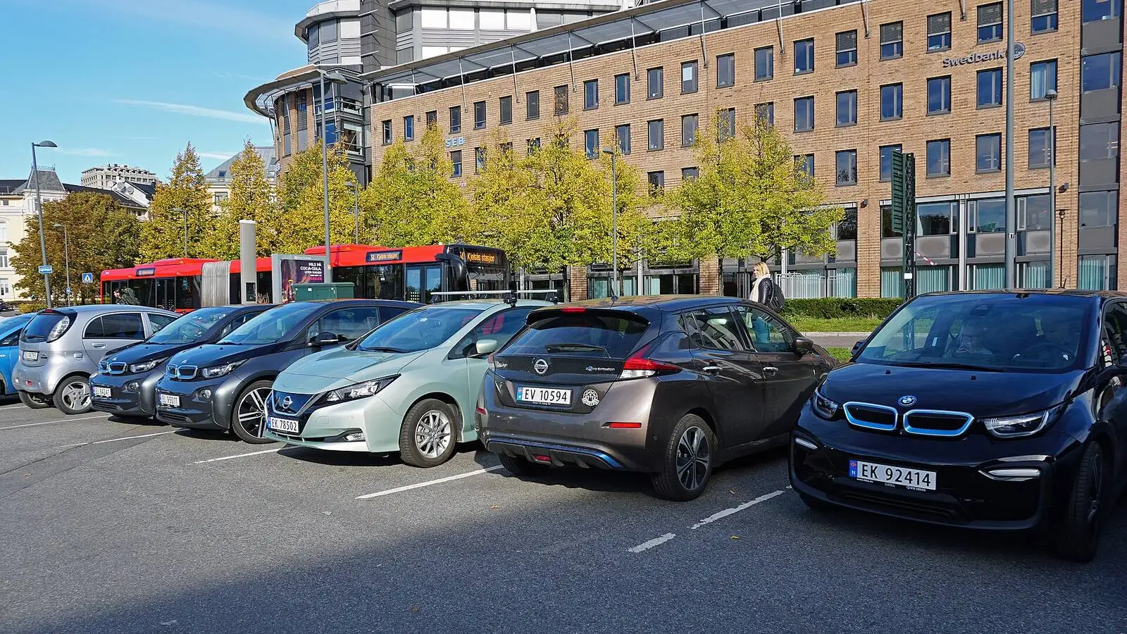 Voitures réelles photographiées dans un contexte de vente automobile pour « Le leasing pour les jeunes conducteurs en Belgique »