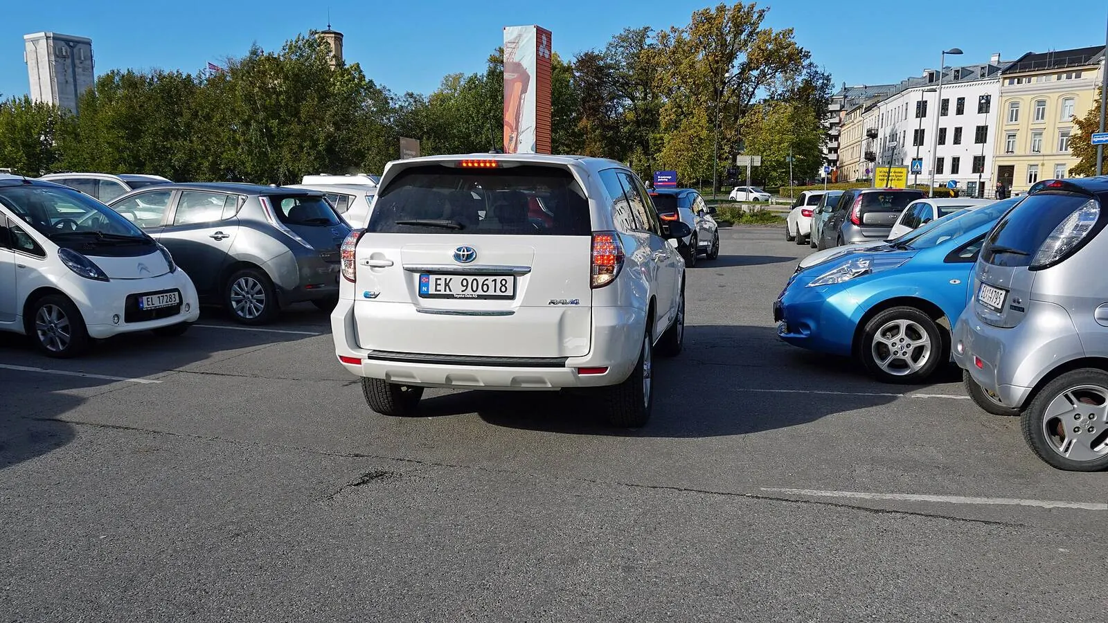 Voitures réelles photographiées dans un contexte de vente automobile pour « Leasing longue durée (LLD) en Belgique: La solution de mobilité sans contraintes? »