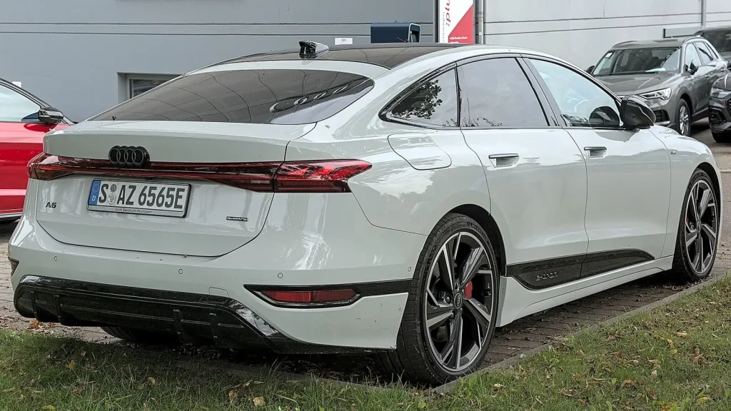Voiture électrique réelle photographiée en extérieur pour « Leasing privé en Belgique : avantages, coûts et limites »
