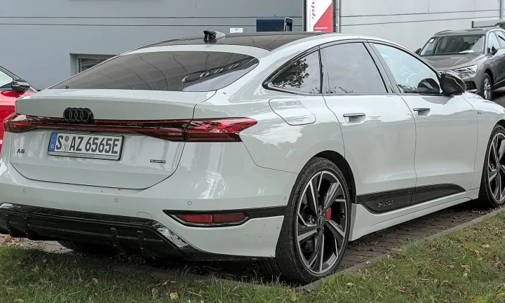 Voiture électrique réelle photographiée en extérieur pour « Leasing privé en Belgique : avantages, coûts et limites »