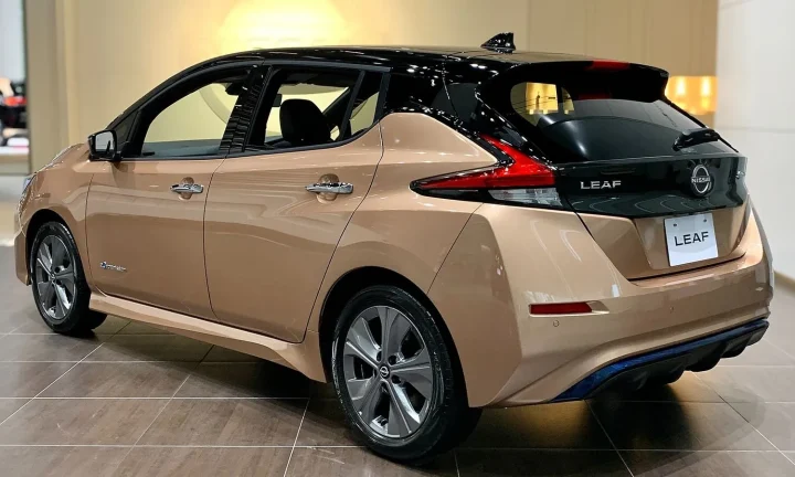 Voiture électrique réelle photographiée en extérieur pour « Leasing de VE et subventions : comment combiner les deux pour maximiser vos économies »