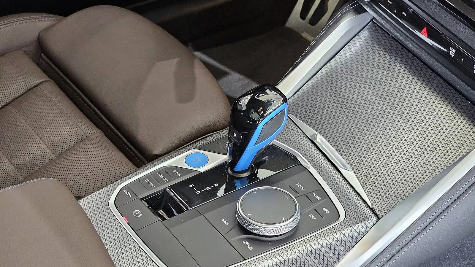 Voiture électrique réelle photographiée en extérieur pour « Le Leasing de Voitures Électriques en Belgique : Avantages et Offres »