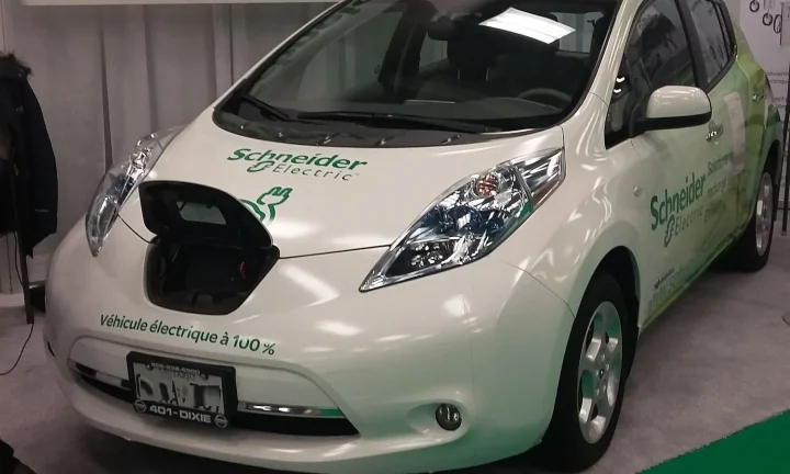 Voiture électrique réelle photographiée en extérieur pour « Le leasing de voitures électriques en Belgique : Options et avantages »