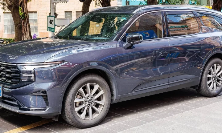 Voiture réelle photographiée en extérieur pour « Législation sur l’Installation de Bornes de Recharge Privées en Belgique »