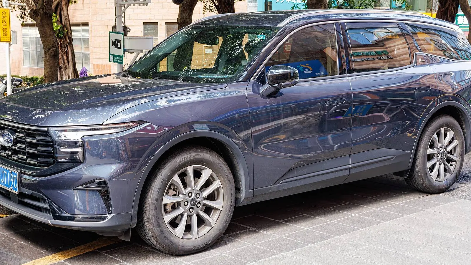 Voiture réelle photographiée en extérieur pour « Législation sur l’Installation de Bornes de Recharge Privées en Belgique »