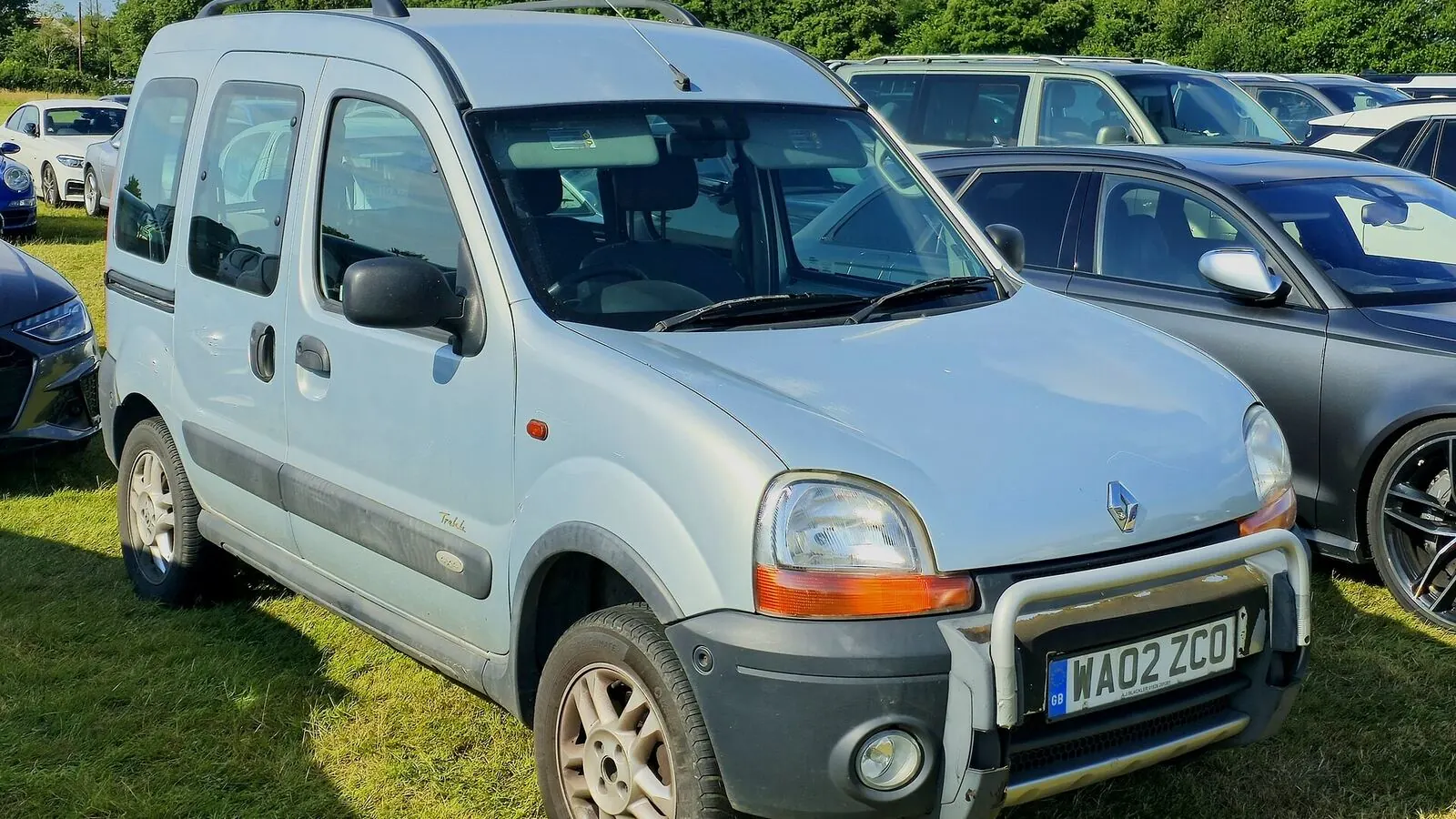 Voiture électrique réelle photographiée en extérieur pour « Législation sur la Revente de Voitures Électriques d’Occasion en Belgique »