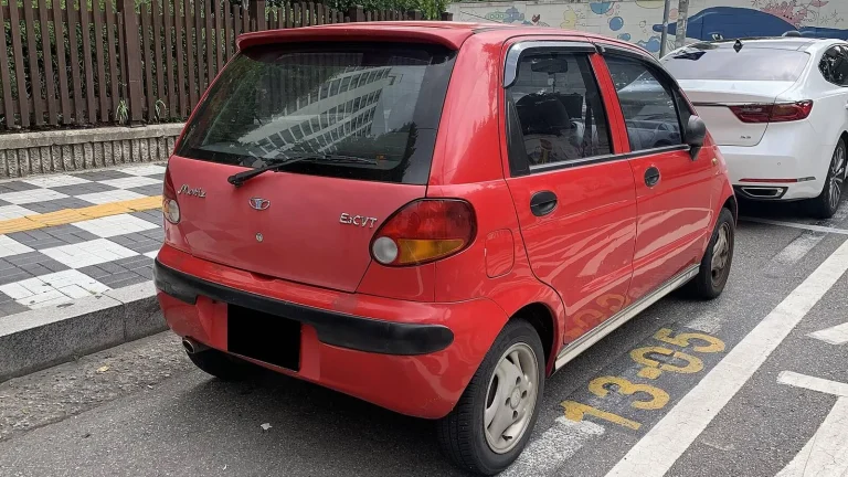 Voiture réelle photographiée en extérieur pour « La législation belge sur la vente de voitures d’occasion entre particuliers »