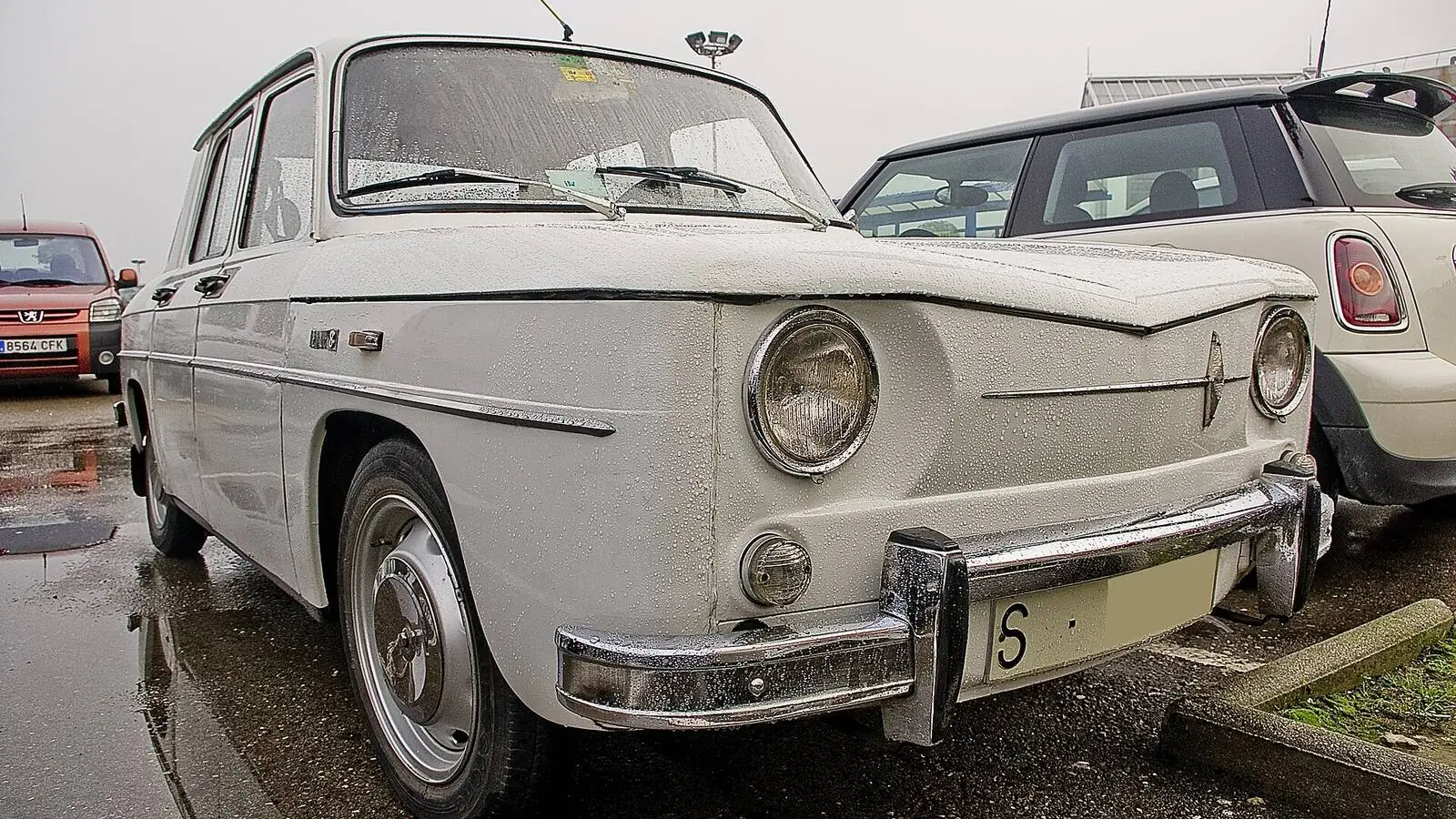 Voiture réelle photographiée en extérieur pour « Les erreurs à éviter lors de l’achat d’une voiture »
