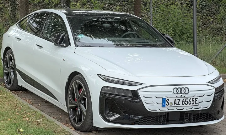 Voiture électrique réelle photographiée en extérieur pour « Les voitures électriques progressent-elles en Belgique ? »