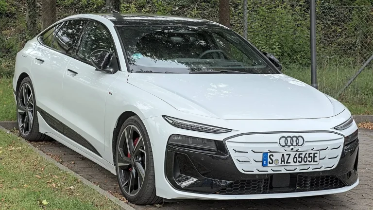 Voiture électrique réelle photographiée en extérieur pour « Les voitures électriques progressent-elles en Belgique ? »