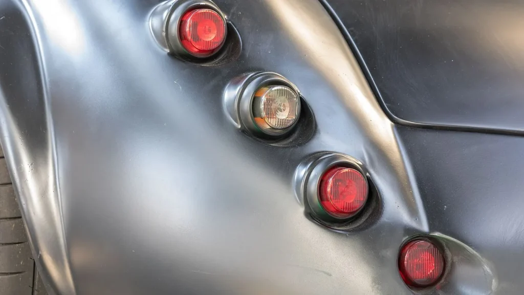 Voiture réelle photographiée dans un environnement routier pour « LEZ d’Anvers et de Gand : vérifier une voiture étrangère »
