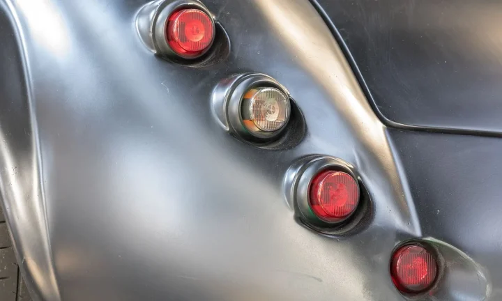 Voiture réelle photographiée dans un environnement routier pour « LEZ d’Anvers et de Gand : vérifier une voiture étrangère »
