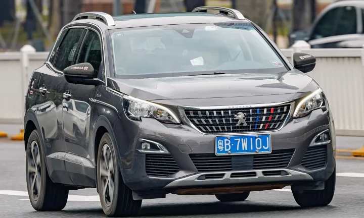 Voiture réelle photographiée en extérieur pour « Liquide de refroidissement : niveau, couleur et remplacement »