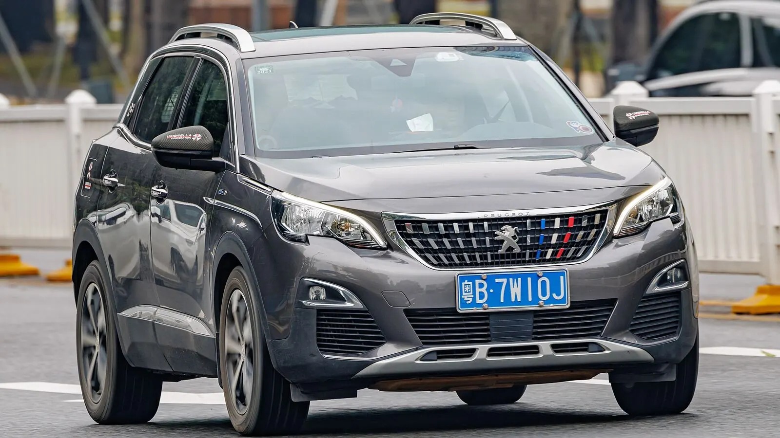 Voiture réelle photographiée en extérieur pour « Liquide de refroidissement : niveau, couleur et remplacement »