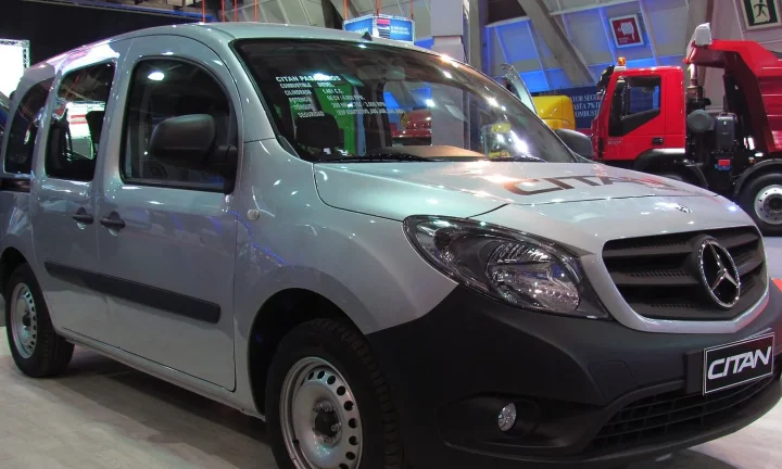 Voiture électrique réelle photographiée en extérieur pour « Liquides à Vérifier dans une Voiture Électrique: Moins Nombreux, Mais Toujours Essentiels… »