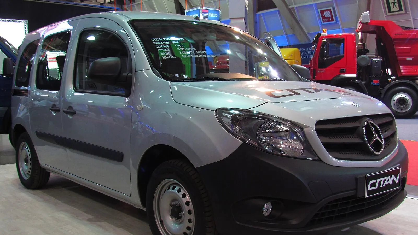 Voiture électrique réelle photographiée en extérieur pour « Liquides à Vérifier dans une Voiture Électrique: Moins Nombreux, Mais Toujours Essentiels… »