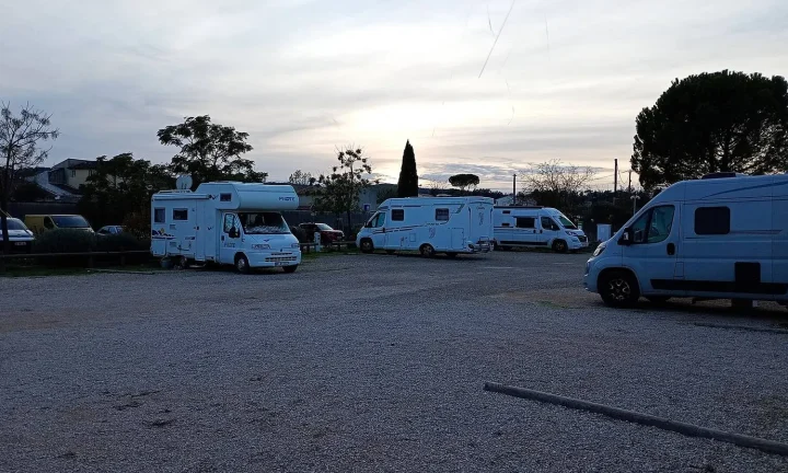 Camping-car réel photographié sur la route ou en stationnement pour « Location Camping-Car avec Chien en Belgique: Conseils et Bonnes Adresses »