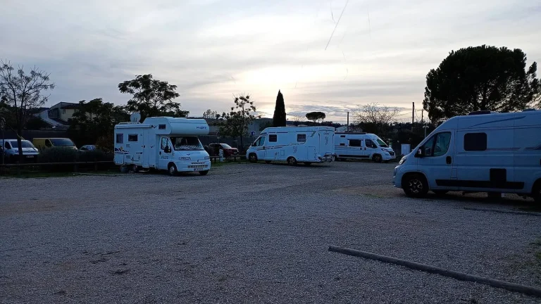 Camping-car réel photographié sur la route ou en stationnement pour « Location Camping-Car avec Chien en Belgique: Conseils et Bonnes Adresses »