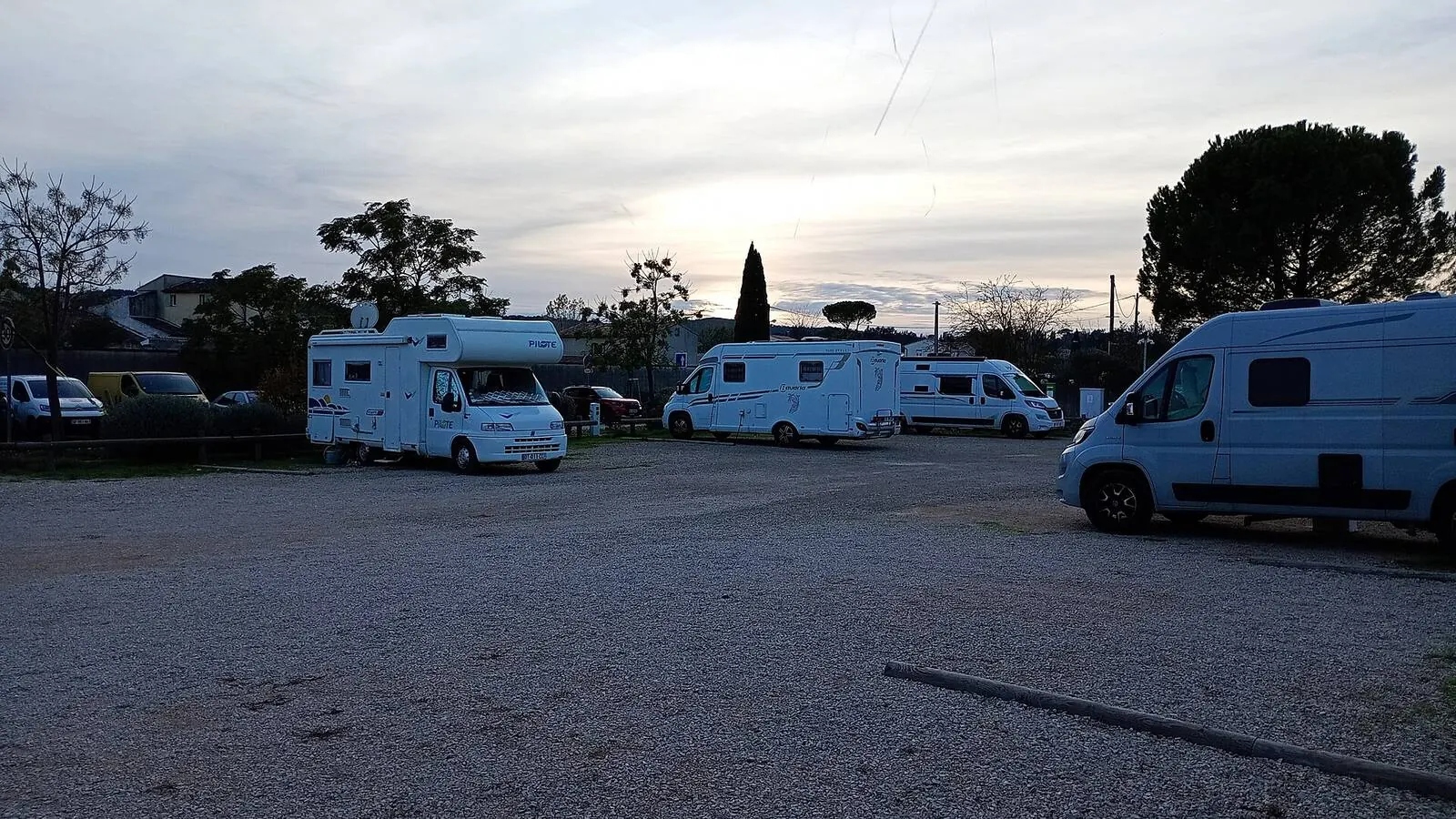 Camping-car réel photographié sur la route ou en stationnement pour « Location Camping-Car avec Chien en Belgique: Conseils et Bonnes Adresses »