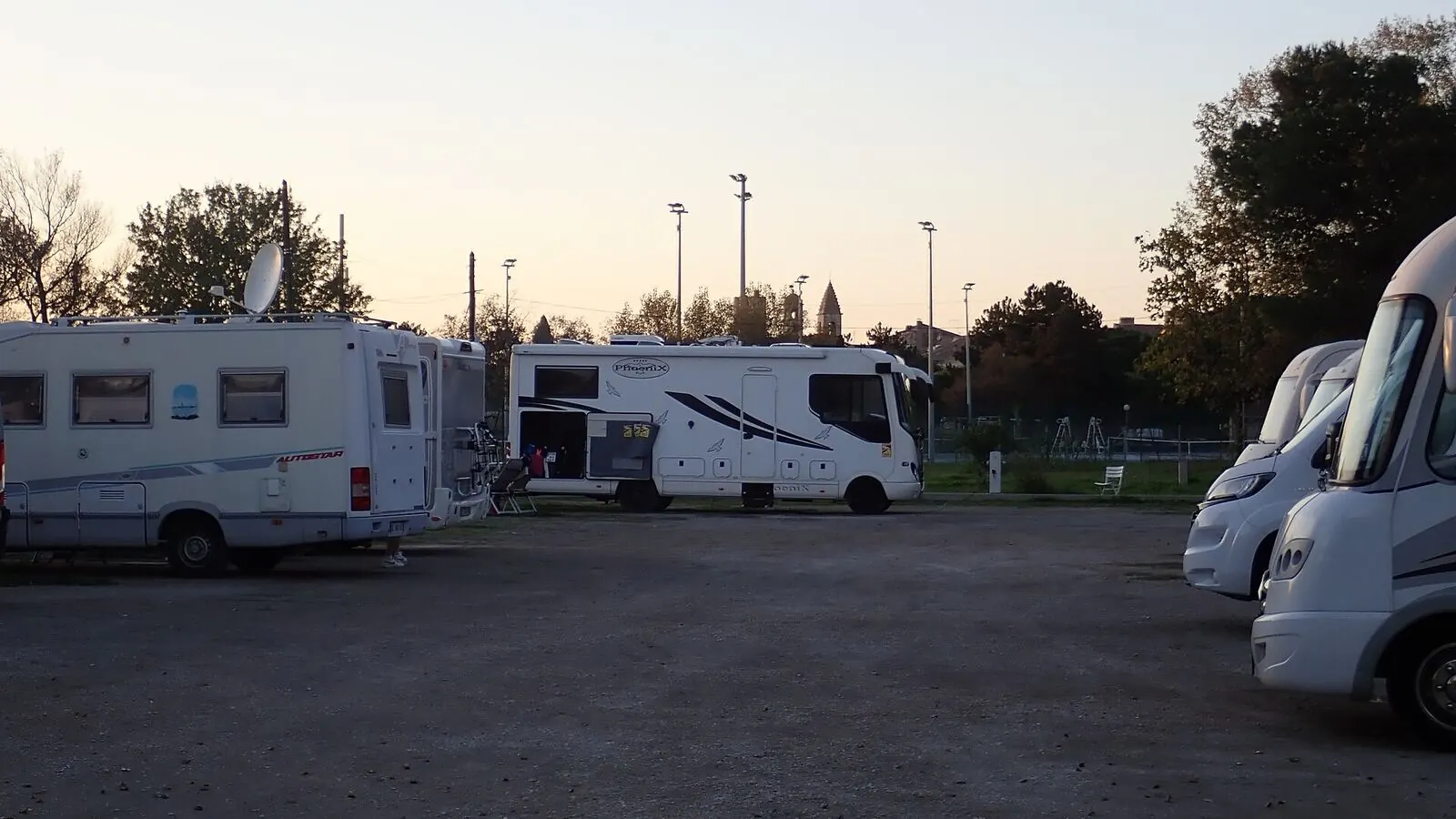 Camping-car réel photographié sur la route ou en stationnement pour « Location de Camping-cars en Belgique »