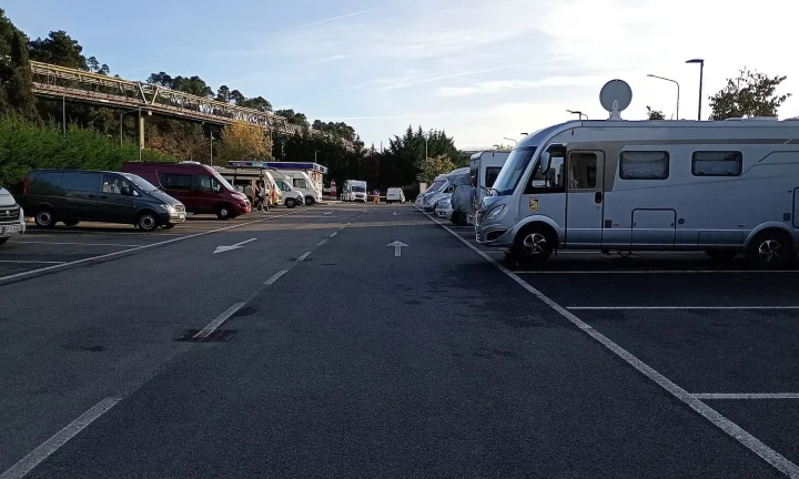 Camping-car réel photographié sur la route ou en stationnement pour « Location de Camping-car entre Particuliers en Belgique : Cadre Légal »
