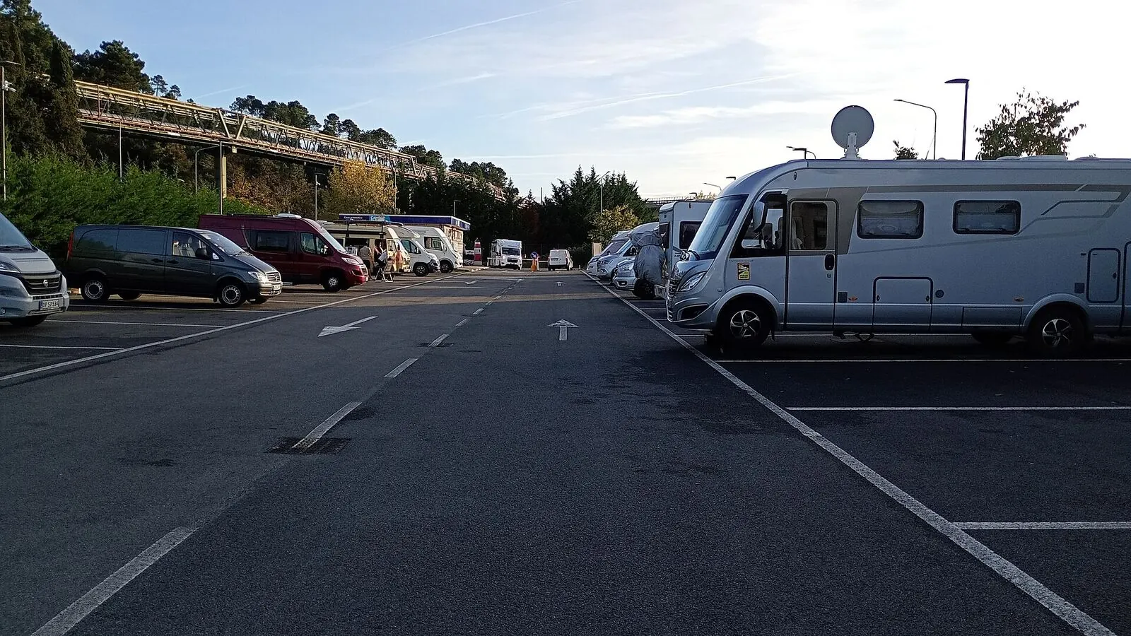 Camping-car réel photographié sur la route ou en stationnement pour « Location de Camping-car entre Particuliers en Belgique : Cadre Légal »