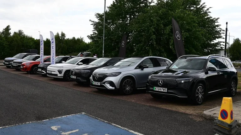 Voiture électrique réelle photographiée en extérieur pour « Location de Vans Aménagés en Belgique: L’Alternative Compacte et Maniable »