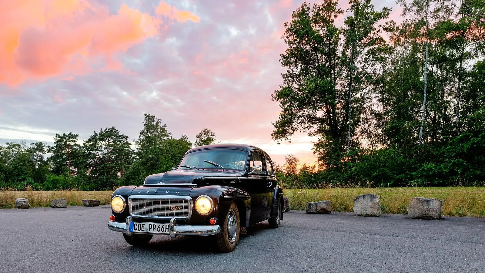 Voiture réelle photographiée en extérieur pour « Forgot Your Password? »