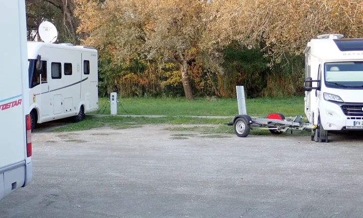 Camping-car réel photographié sur la route ou en stationnement pour « Louer un camping-car avant d’acheter en Belgique : Bonne idée ? »