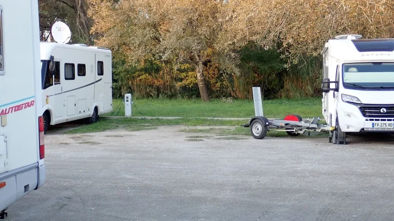 Camping-car réel photographié sur la route ou en stationnement pour « Louer un camping-car avant d’acheter en Belgique : Bonne idée ? »