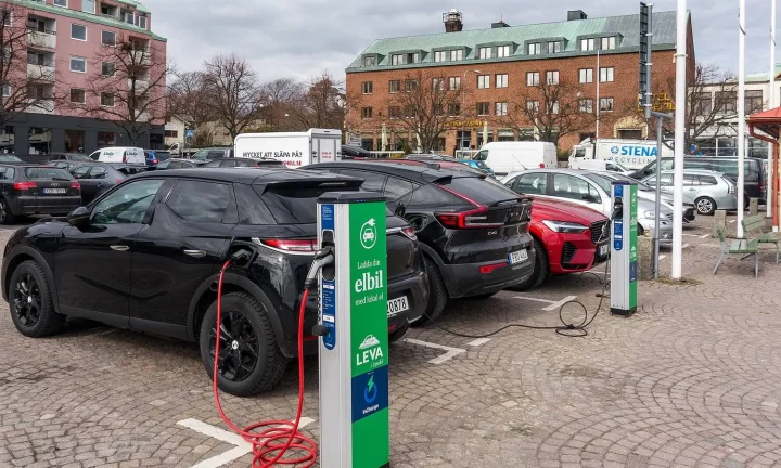 Voiture électrique réelle photographiée près d’une borne de recharge pour « Maintenance et dépannage des bornes de recharge en Belgique: À qui s’adresser? »