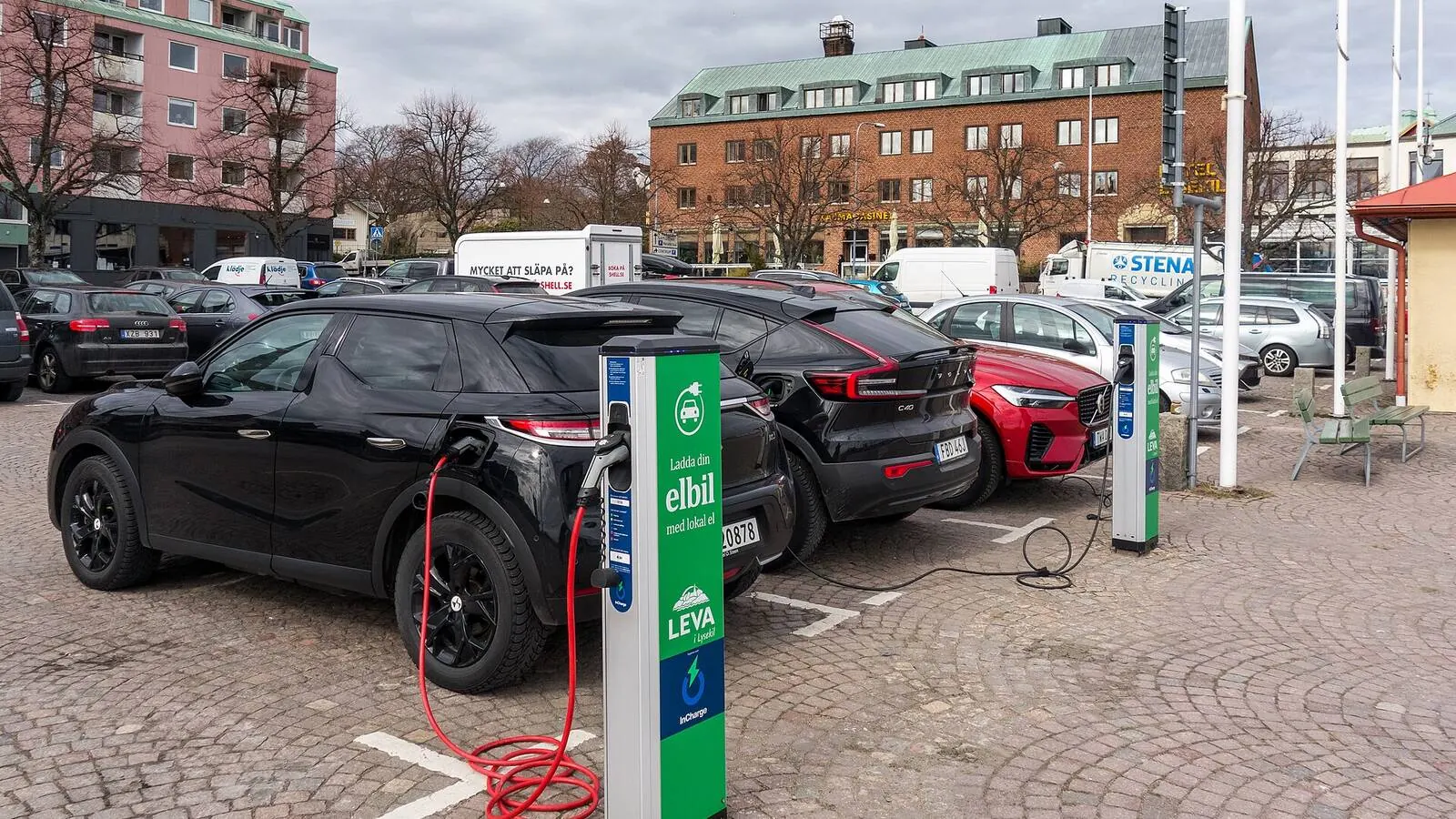 Voiture électrique réelle photographiée près d’une borne de recharge pour « Maintenance et dépannage des bornes de recharge en Belgique: À qui s’adresser? »