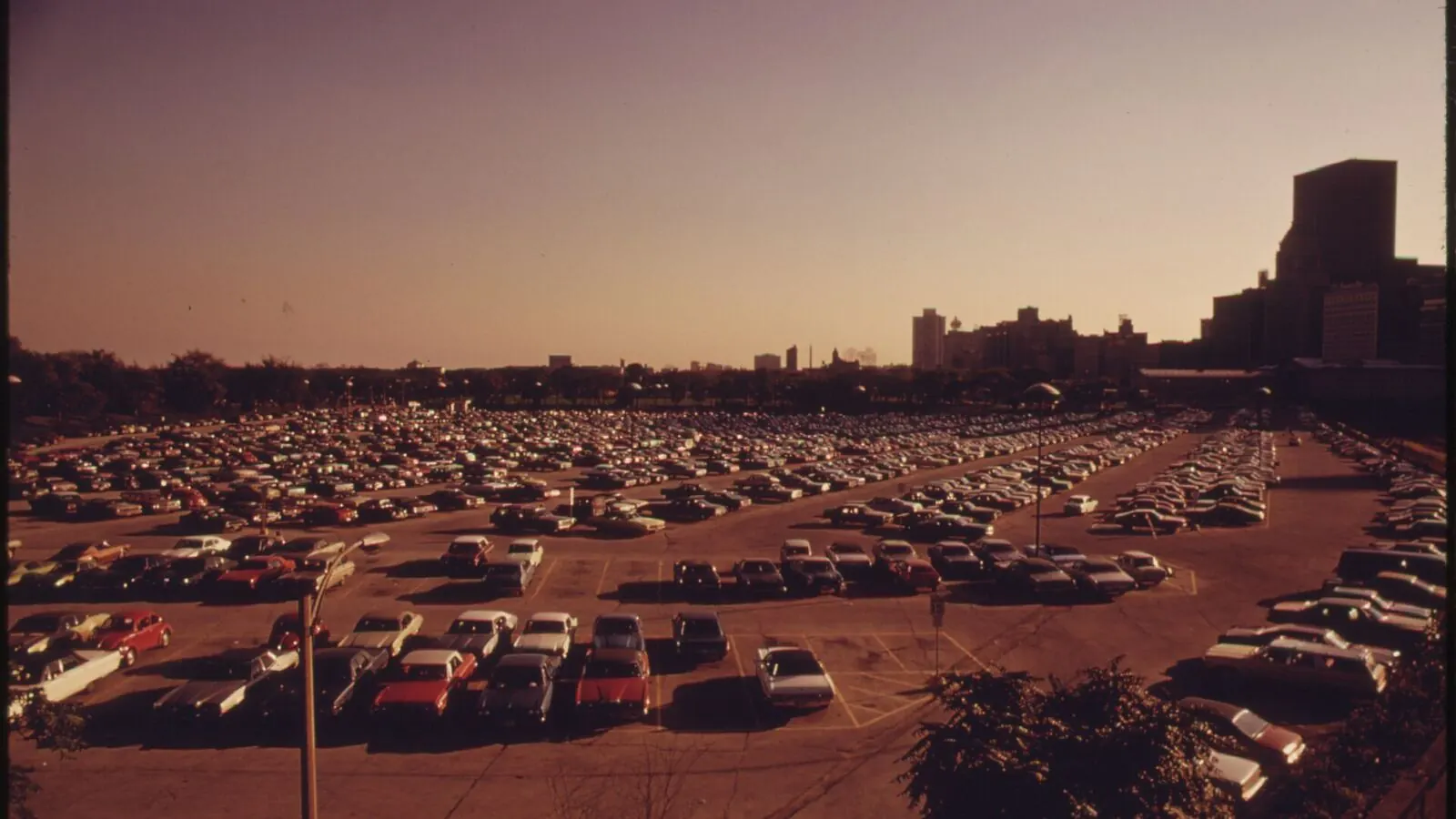 Voiture réelle photographiée en extérieur pour « Marché de l’Automobile en Belgique »