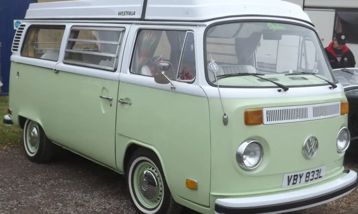 Camping-car réel photographié sur la route ou en stationnement pour « Les Marchés Locaux Belges à Découvrir en Camping-car : Saveurs et Rencontres »
