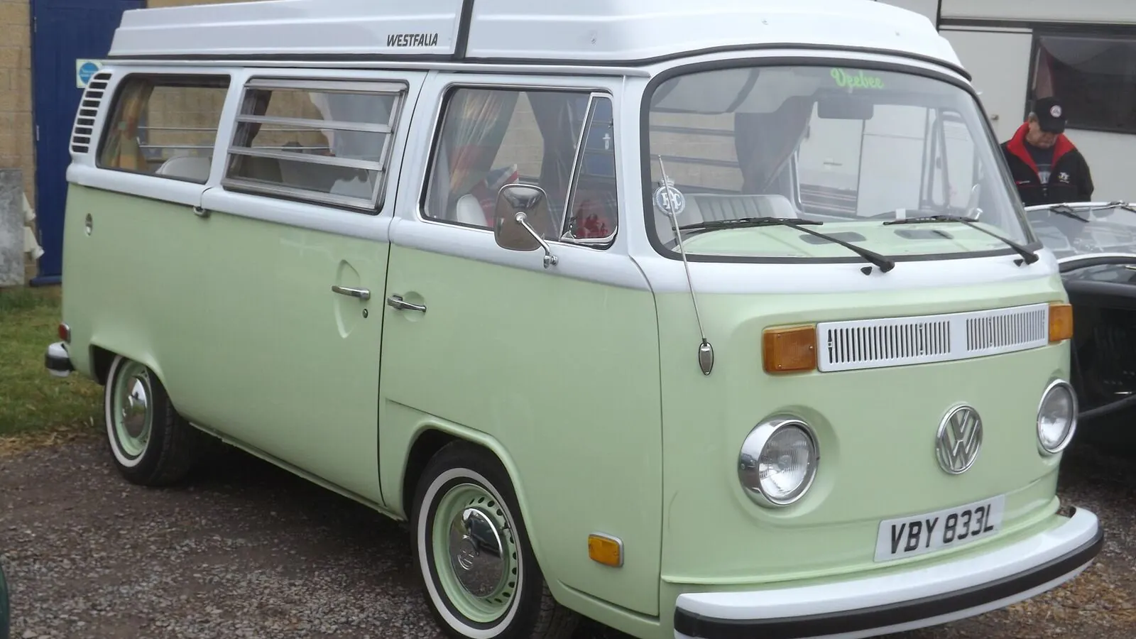 Camping-car réel photographié sur la route ou en stationnement pour « Les Marchés Locaux Belges à Découvrir en Camping-car : Saveurs et Rencontres »