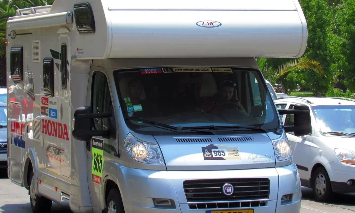 Camping-car réel photographié sur la route ou en stationnement pour « Marchés de Noël en Belgique : Des itinéraires magiques en camping-car »