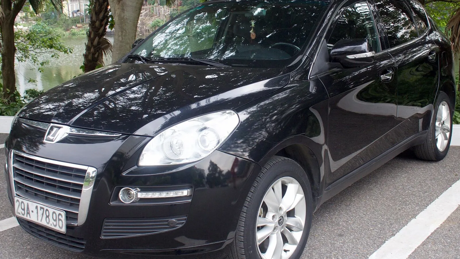 Voiture réelle photographiée en extérieur pour « Top Marques et Modèles de Voitures d’Occasion en Belgique »