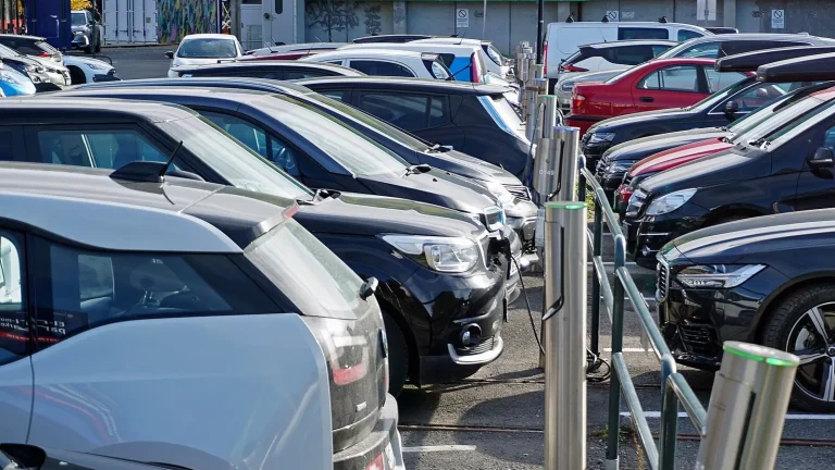 Voiture réelle photographiée en extérieur pour « Les Marques de Voitures les Plus Populaires en Belgique : Un Palmarès »