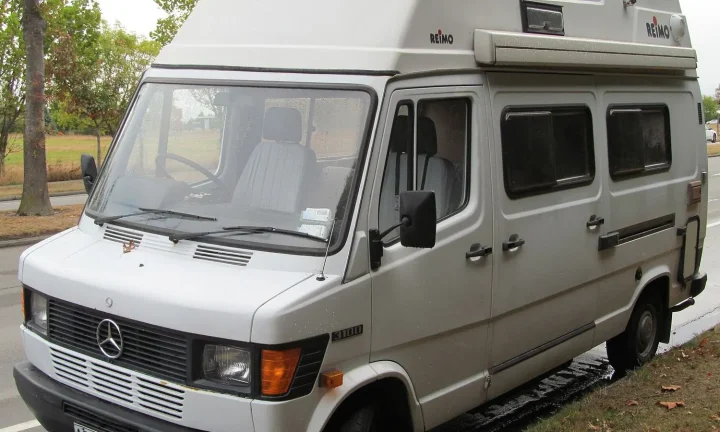 Camping-car réel photographié sur la route ou en stationnement pour « Les Meilleurs Matelas et Sommiers pour un Sommeil Réparateur en Camping-Car »