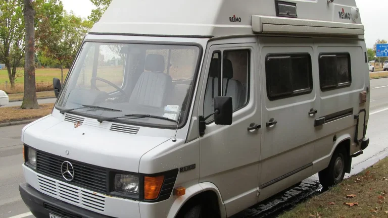 Camping-car réel photographié sur la route ou en stationnement pour « Les Meilleurs Matelas et Sommiers pour un Sommeil Réparateur en Camping-Car »