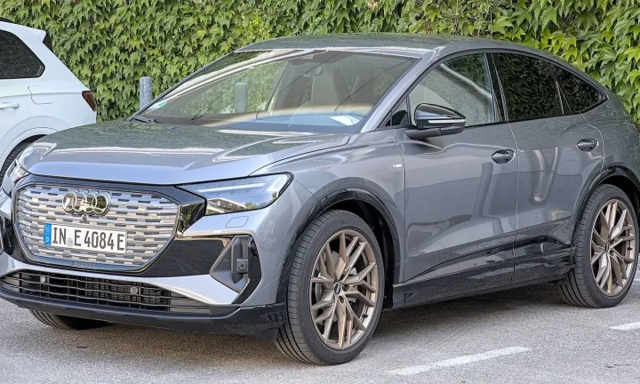 Voiture électrique réelle photographiée en extérieur pour « Matières premières des VE: cobalt, lithium et l’éthique environnementale belge »
