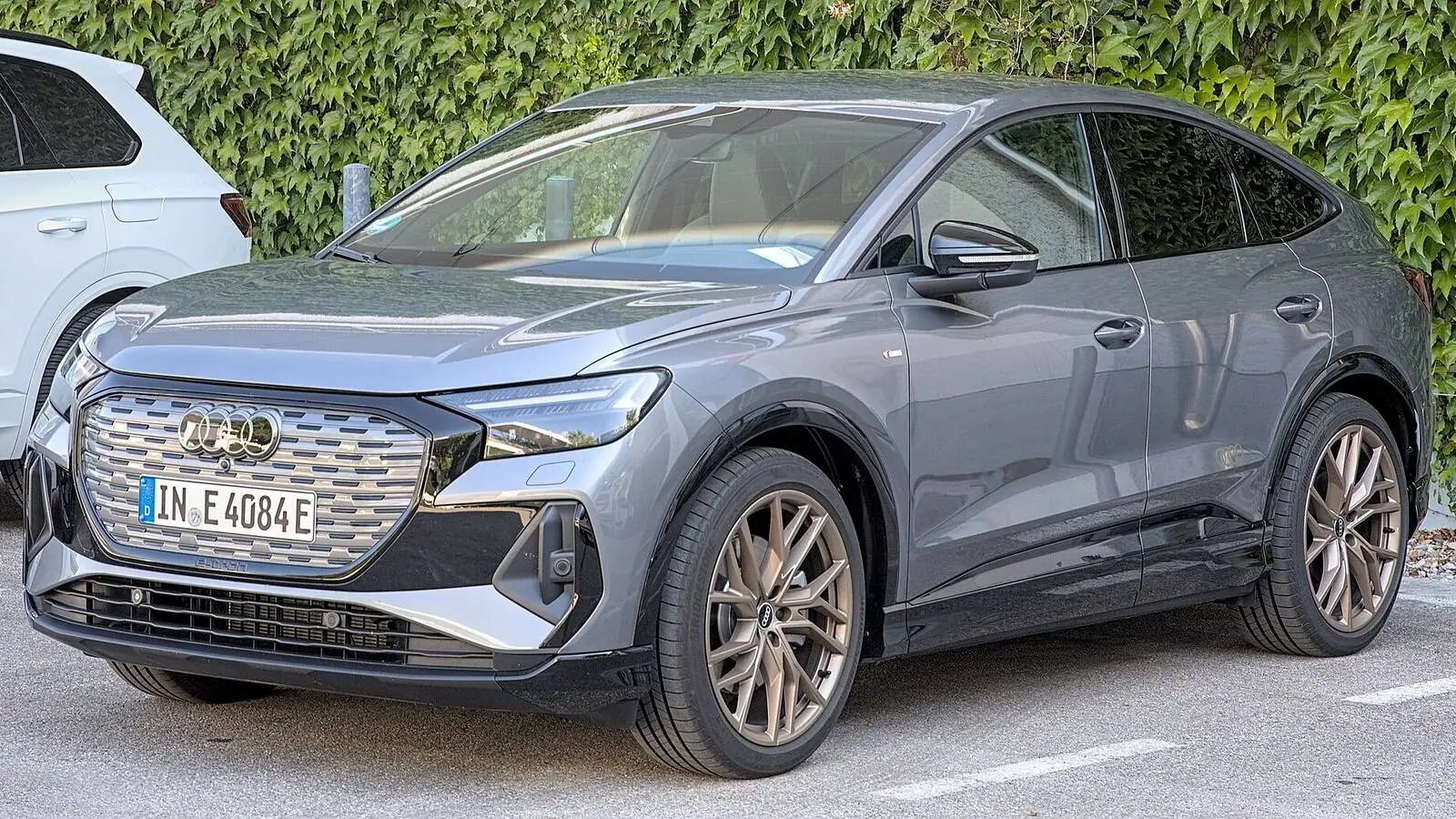 Voiture électrique réelle photographiée en extérieur pour « Matières premières des VE: cobalt, lithium et l’éthique environnementale belge »